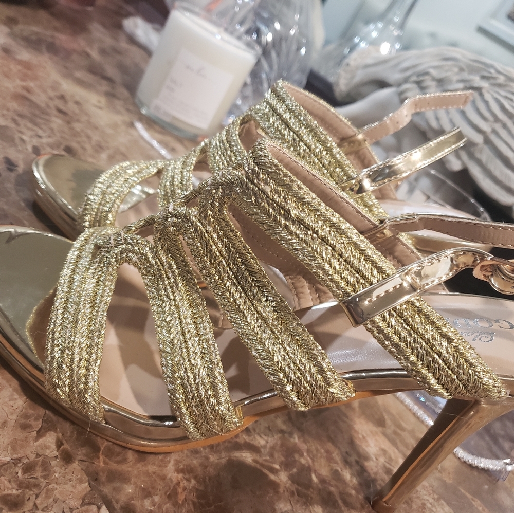 Beautiful Gold Godiva heels great for the holidays! 💫